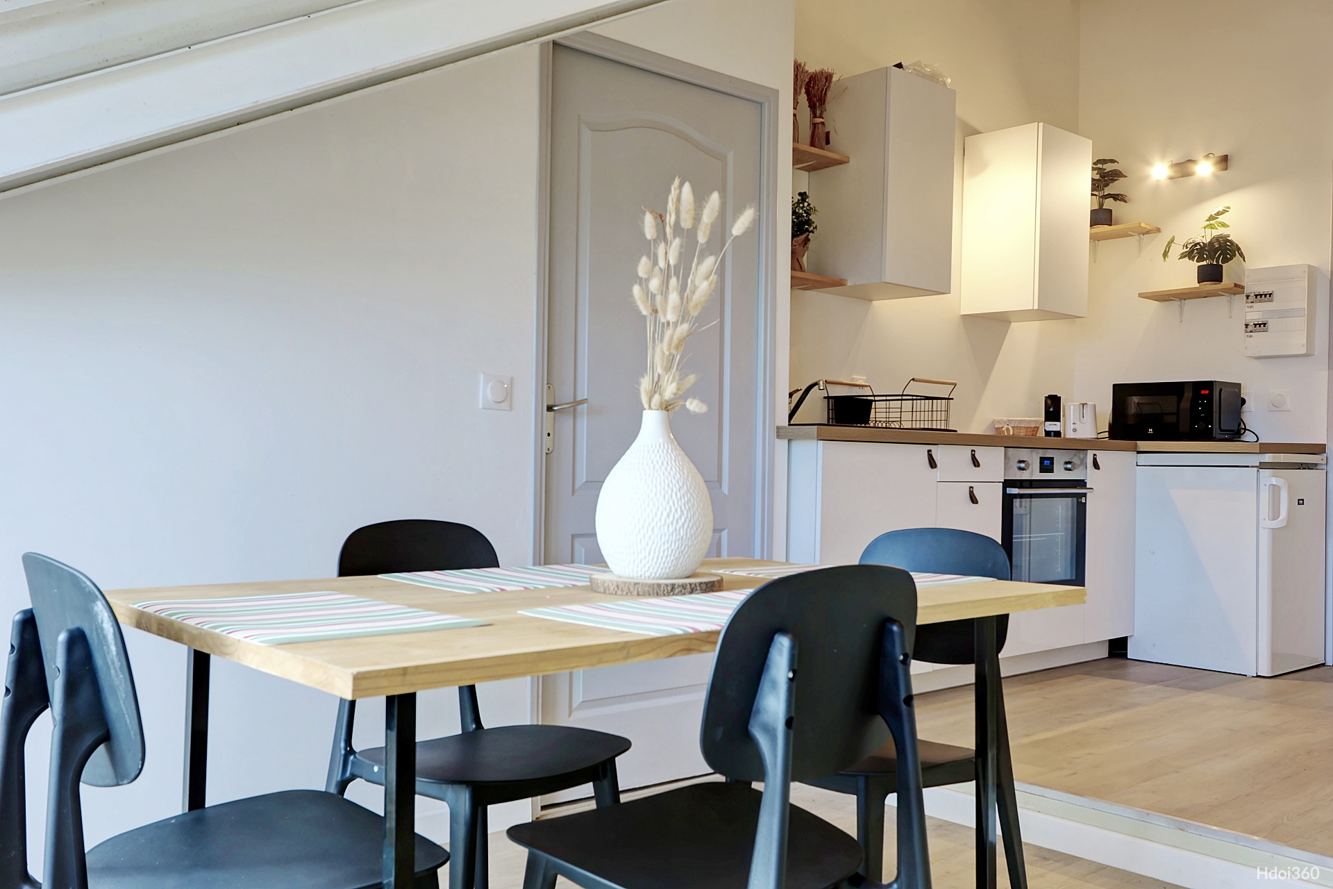 Coin repas et cuisine ouverte