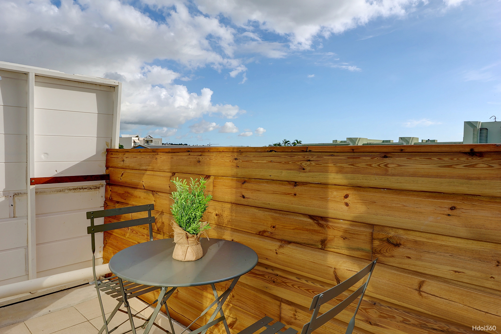 Terrasse ensoleillée avec salon de jardin