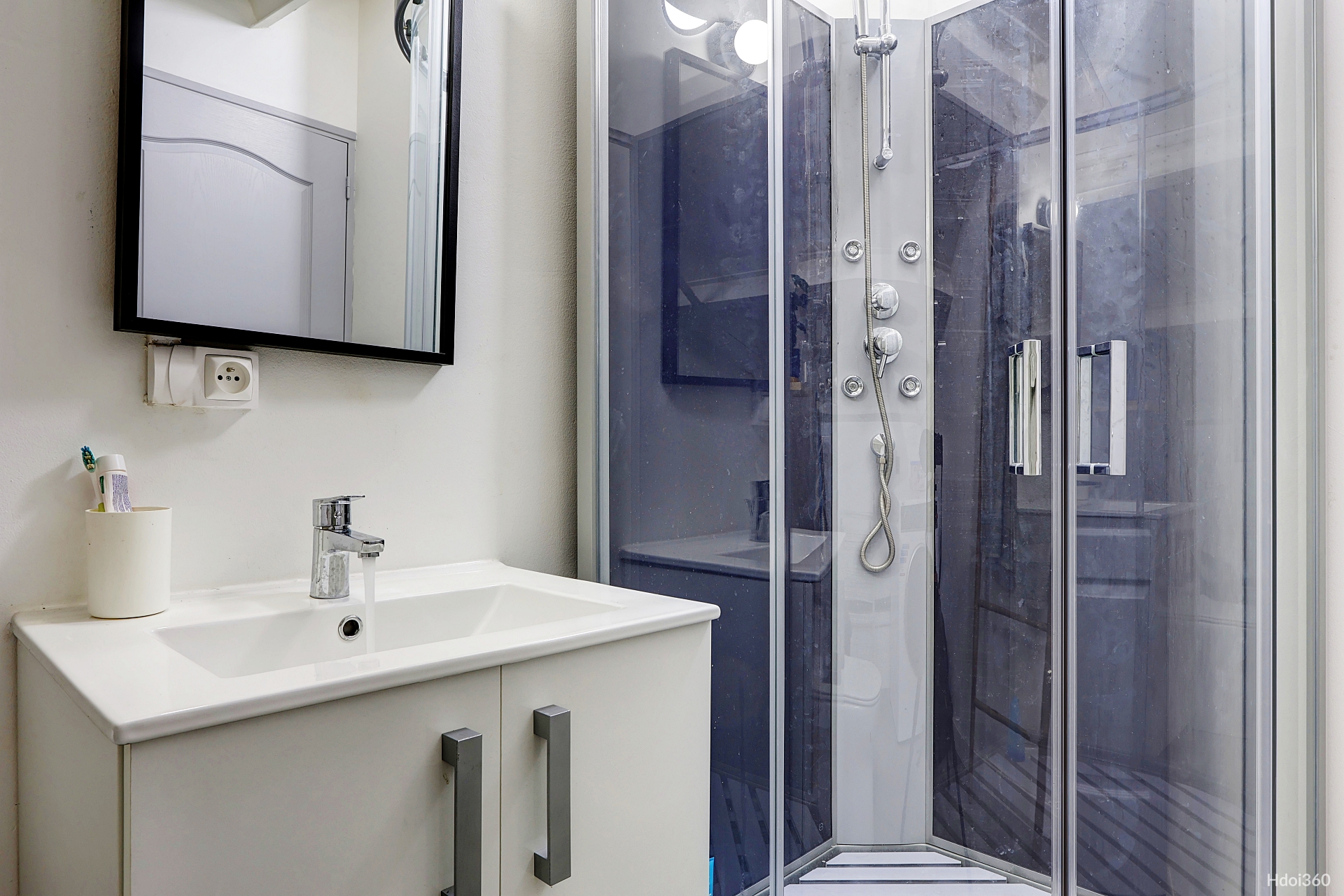 Salle de bain avec vasque et douche