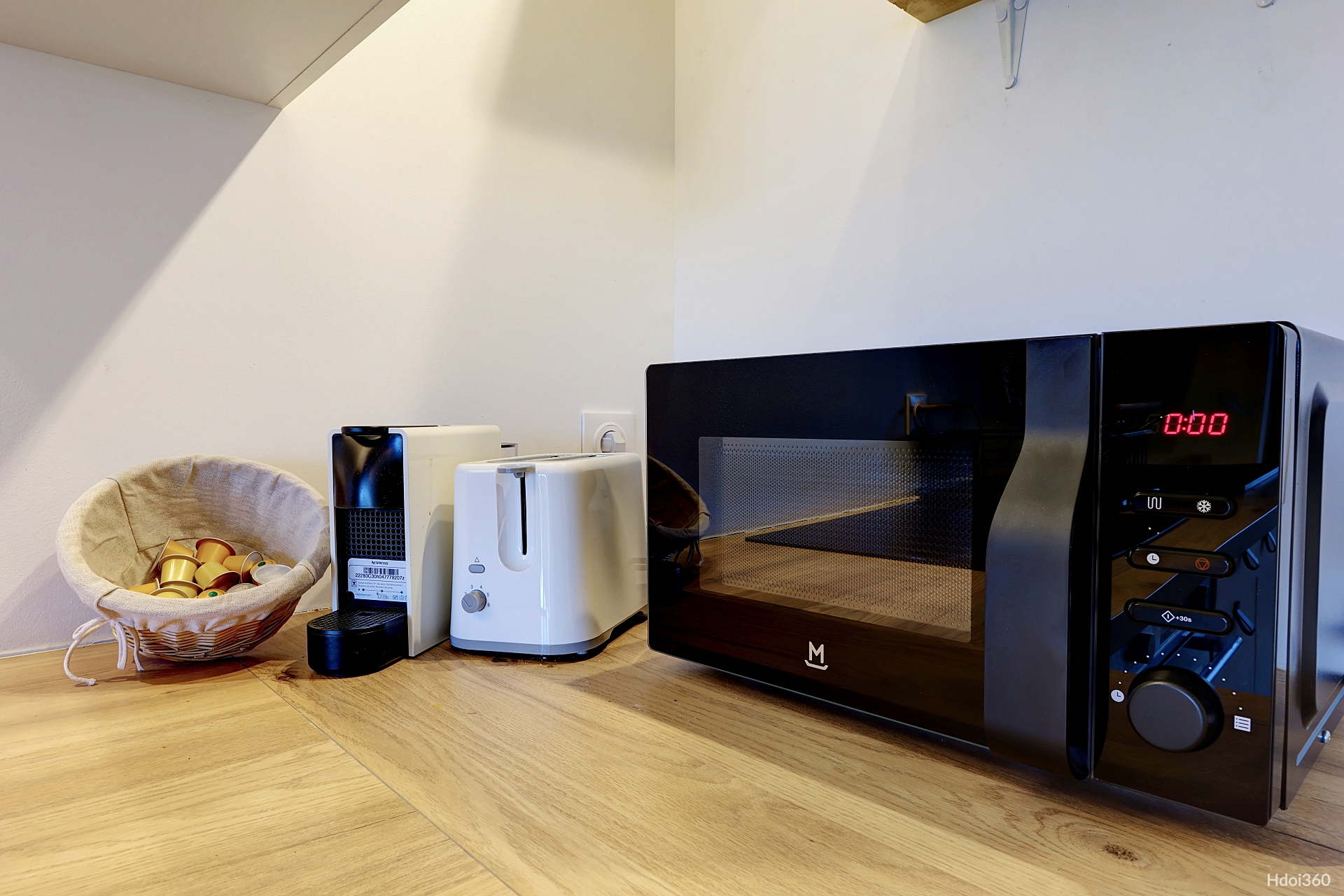 Machine à café Nespresso, grille-pain et micro-ondes